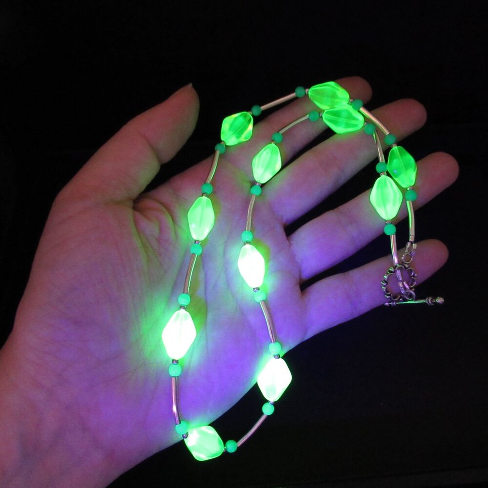 Uranium glass bead necklace - Picture 5 of 10
